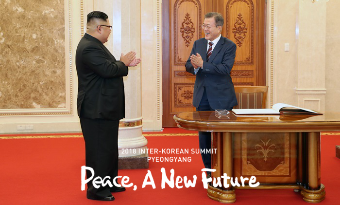 Präsident Moon Jae-in trägt sich ins Gästebuch im Hauptquartier des Zentralkomitees der regierenden Arbeiterpartei Nordkoreas ein. © Pyeongyang Press Corps
